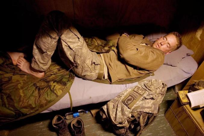 躺着的士兵图片