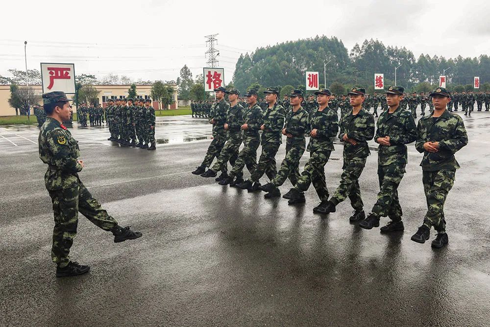 美重庆新兵队列训练竟宛如天空之镜原因是