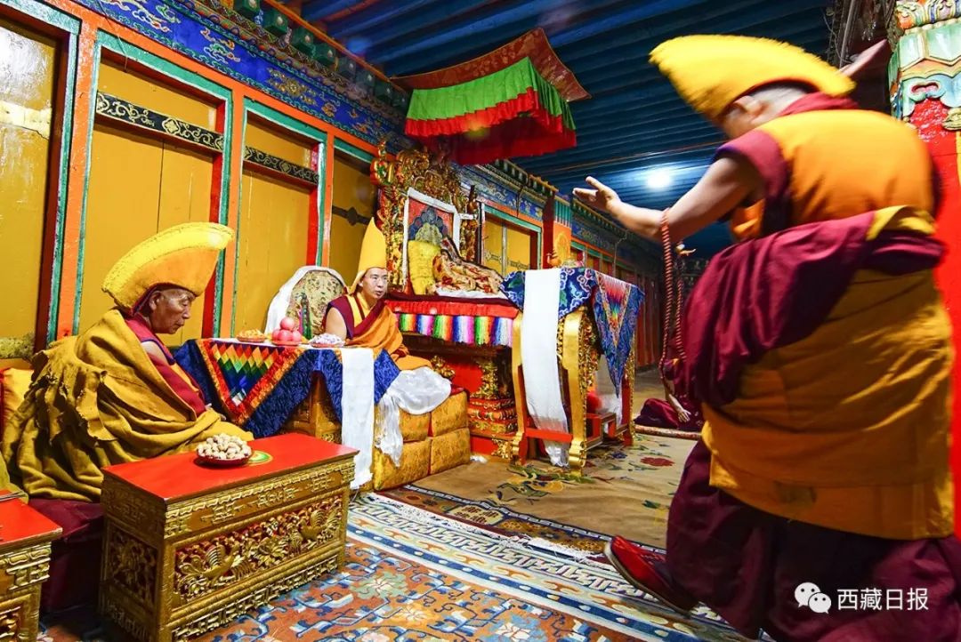 班禅在扎什伦布寺与高僧进行辩经.