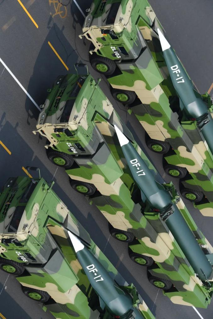 10月20日 展示了一组国庆70周年阅兵时 东风-17方队受阅照片 柄柄长剑