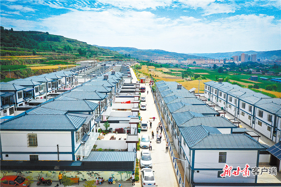 整齐划一的易地扶贫搬迁民居展现出农村新风貌.