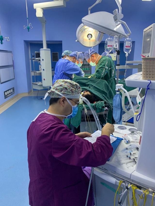 一把柳叶刀除患者病痛三尺手术台护老弱健康