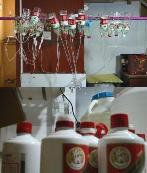输液器汽油准备就绪小作坊里灌茅台六盘水一制假酒窝点被端