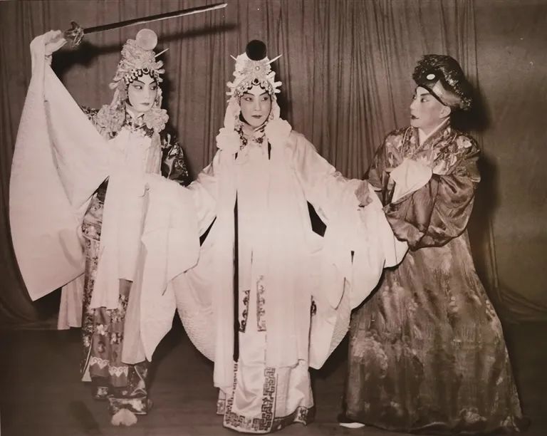 钩沉今天梅兰芳诞辰126周年一张老照片记录梅氏父子同台演出