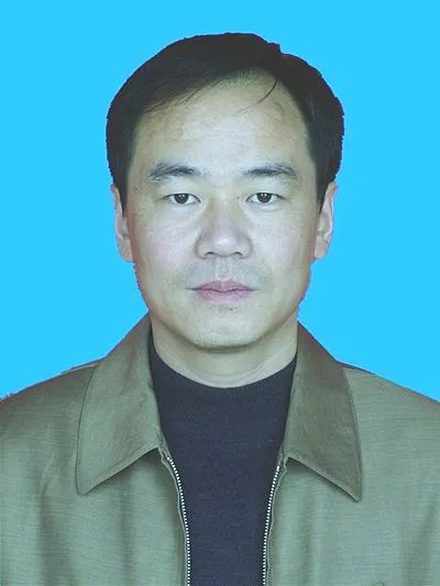 张民栓,48岁,中共党员,中铁三局新建京张铁路项目部常务副经理.