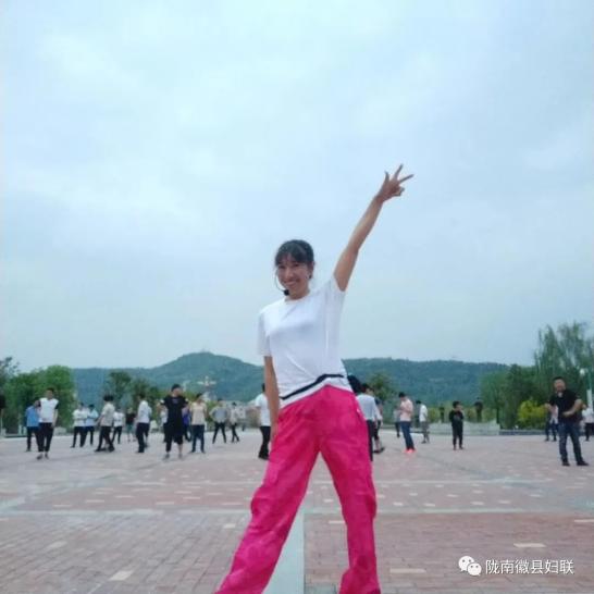 建功新时代实干绽芳华记徽县优秀妇女工作者徽县一中教师范明星