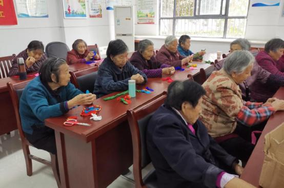 桃花镇繁华新园社区开展九九重阳关爱老人手工丝网花制作活动