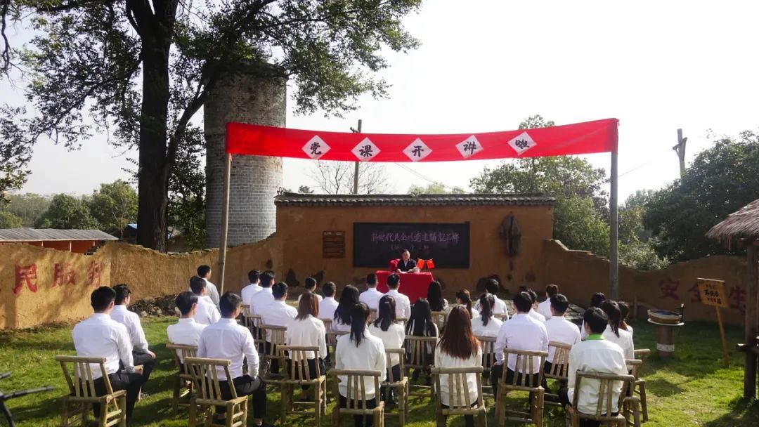 将讲台搬到田间,老乡鸡“土味”党课开讲啦!