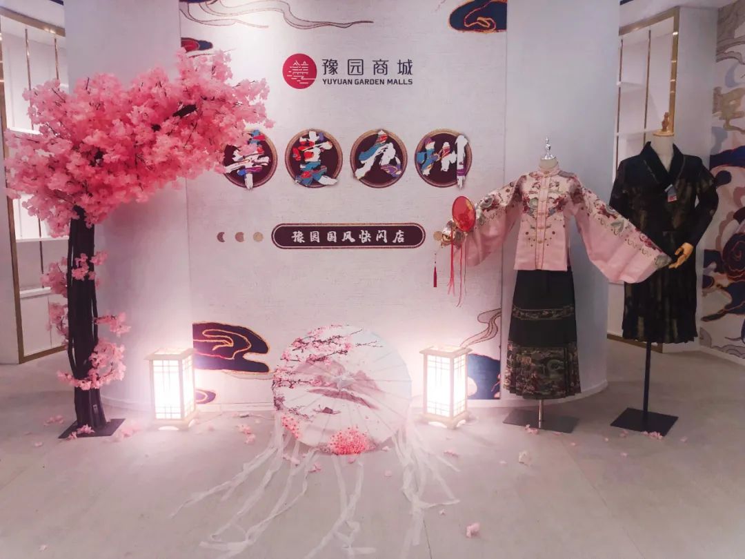 被打造成为了华裳九州·豫园国风快闪店,这里集合了一众知名汉服品牌