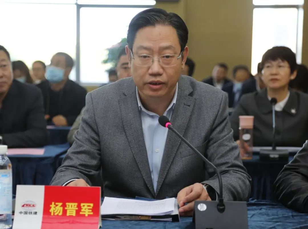 杨晋军主持会议会议现场总部部门以上领导,各部门负责人,所属各单位