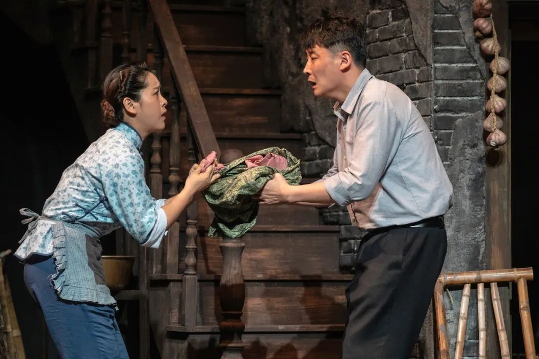 首演纪念夏衍诞辰120周年话剧上海屋檐下今晚回归舞台