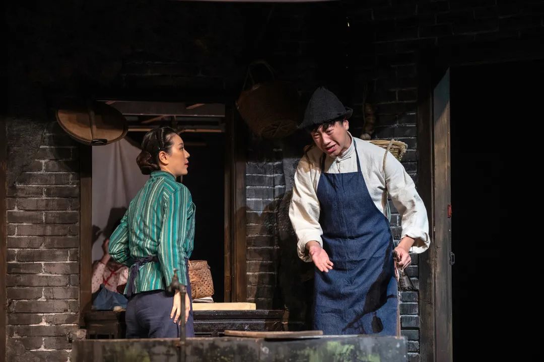 首演纪念夏衍诞辰120周年话剧上海屋檐下今晚回归舞台