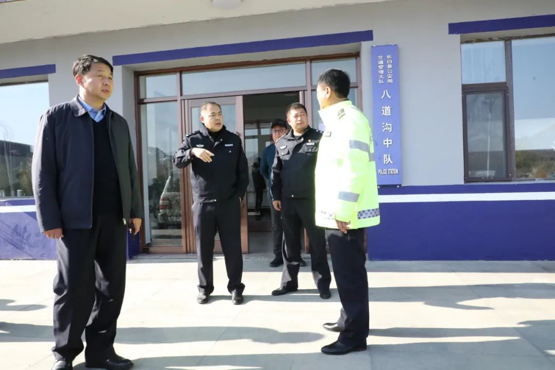 副县长,公安局局长刘永新深入全县各乡,镇,村调研督导秋冬农村道路
