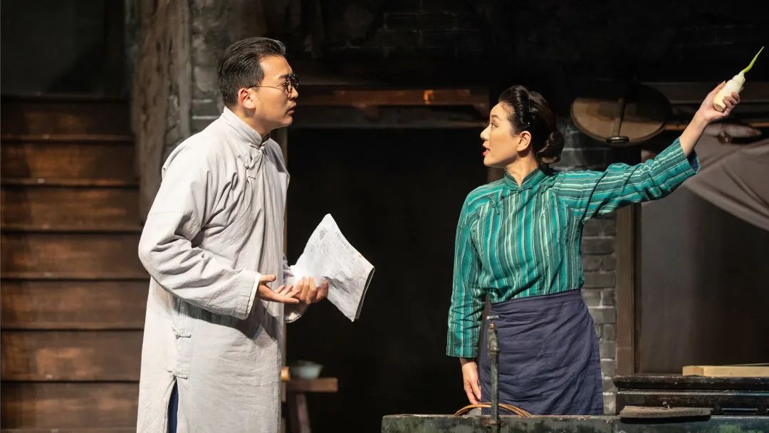 通过上海话剧艺术中心老中青三代话剧演员们的精湛演技,演绎出了那个