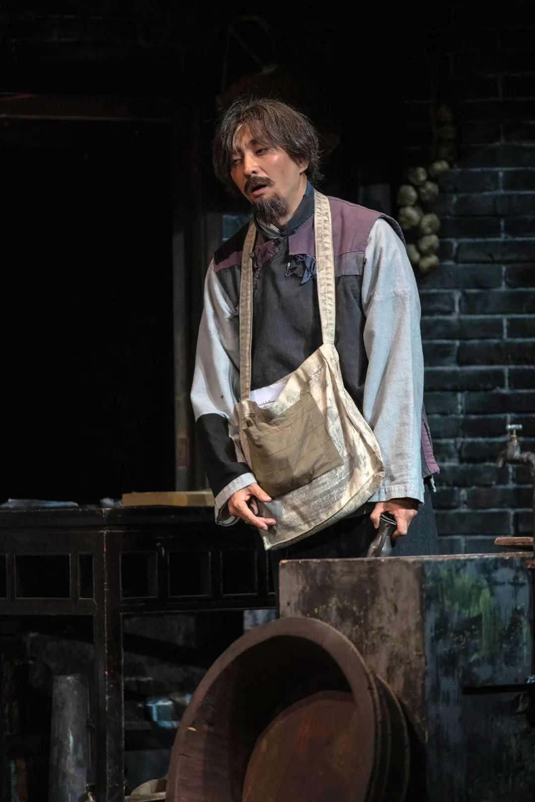 首演纪念夏衍诞辰120周年话剧上海屋檐下今晚回归舞台