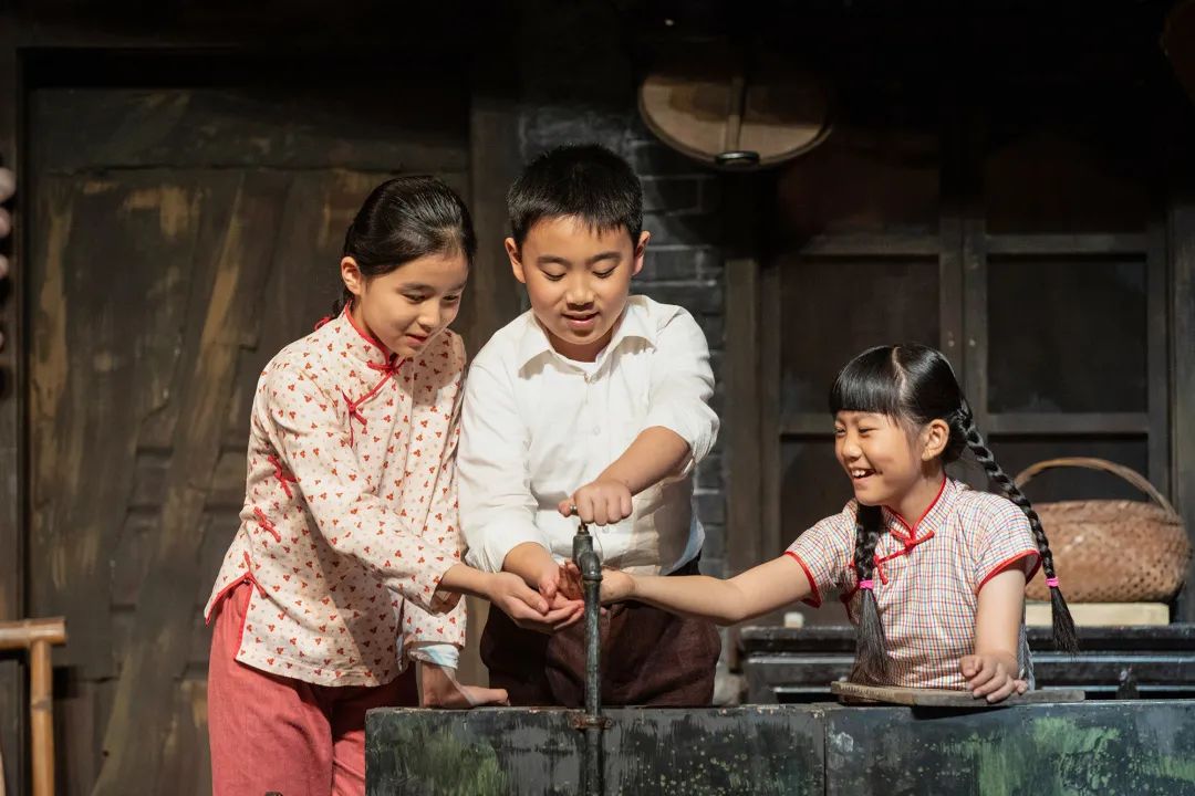 首演纪念夏衍诞辰120周年话剧上海屋檐下今晚回归舞台