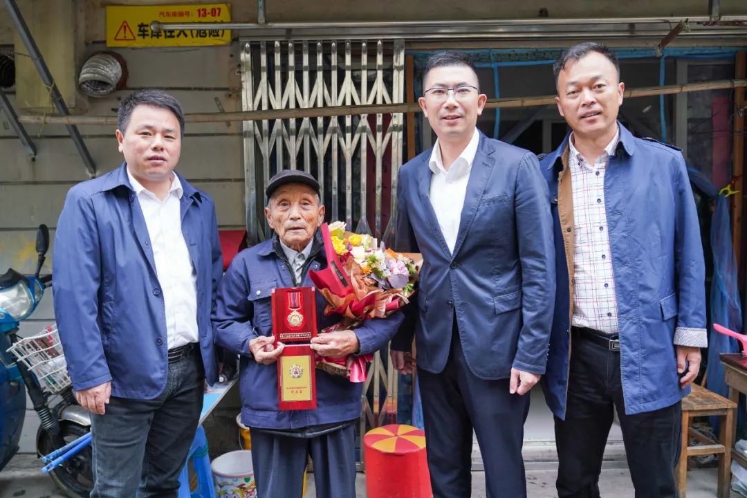 黄桂生获颁纪念章