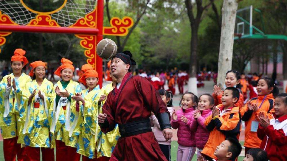 同时,可观赏体验古装小贩现场搓,刨阴米的过程,参与儿童蹴鞠挑战赛