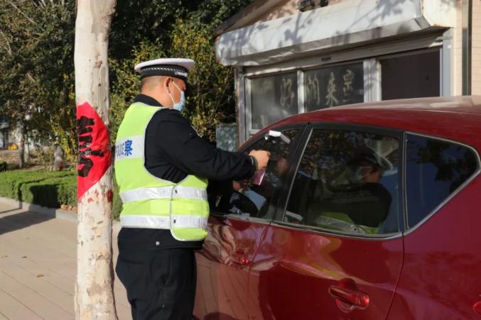 【严细深实快南皮在行动】南皮交警贴条,居民小王"变脸记"
