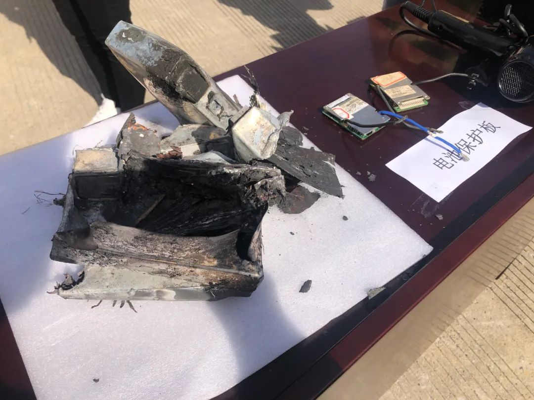 震惊电瓶车电池起火威力竟然这么大