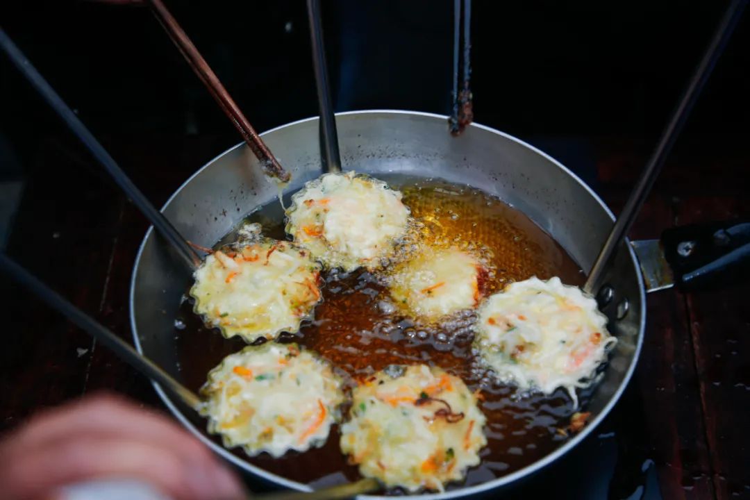 是品嚐的最佳時刻,而在滬郊本地農村,熱氣騰騰的油墩子,也就是蘿蔔絲