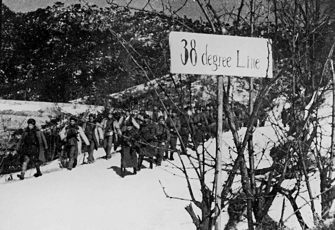 朝鲜人民军和中国人民志愿军经过"三八线"并肩向南开进.1951年