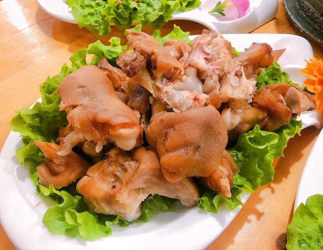 猪肉降价了吃起来听说梅里斯这家饭店有全猪宴套餐转发集赞还送菜