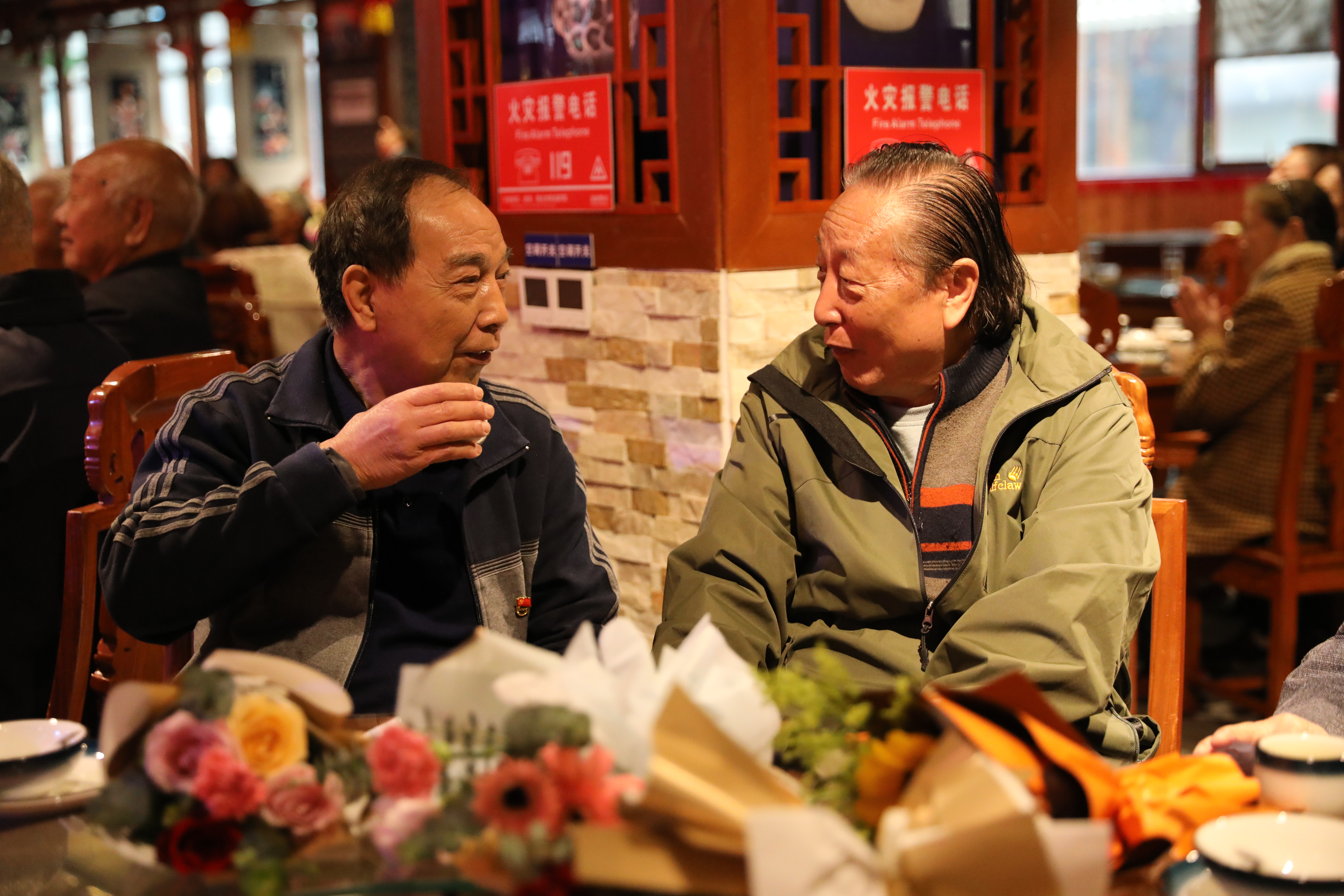 饭点没到,老人们聊天,喝茶,其乐融融.