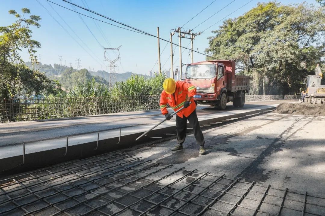 全省首条钢筋混凝土公路实现半幅通车 预计10月底可基本完工