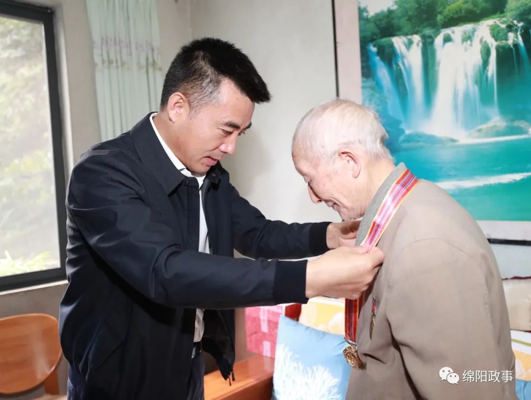 刘超走访慰问抗美援朝志愿军老战士和烈士家属