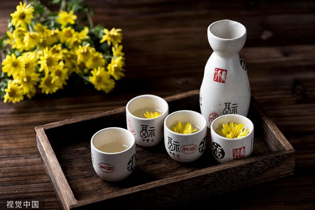 古人认为喝菊花酒能延年益寿 图/视觉中国汉代《西京杂记》记载了