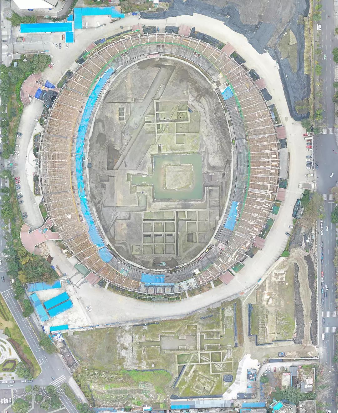 在成都体育中心南侧发现了隋唐时期中央公园摩诃池以及明代蜀王府一角