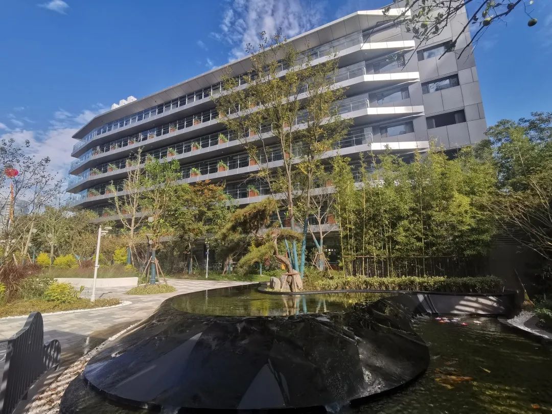 康养中心位于丹巴路586弄16号,地处长风生态商务圈,紧邻近铁城市广场