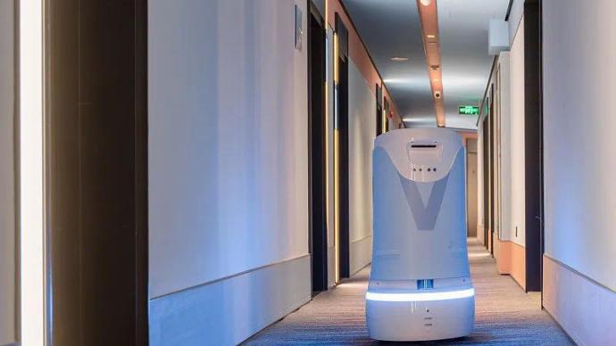 当机器人服务渐成标配，智慧酒店是走向跨越还是步入歧途？