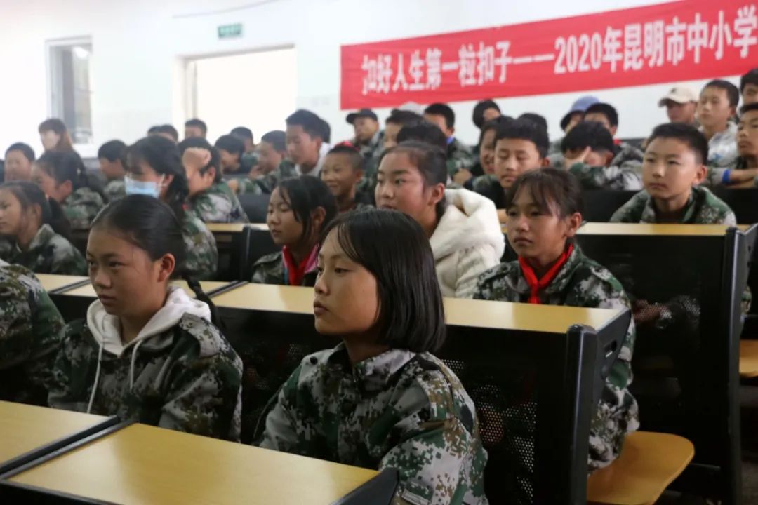 10月15日,彩云中学初一的同学们在盘龙区人民检察院未检检察官柳凯容