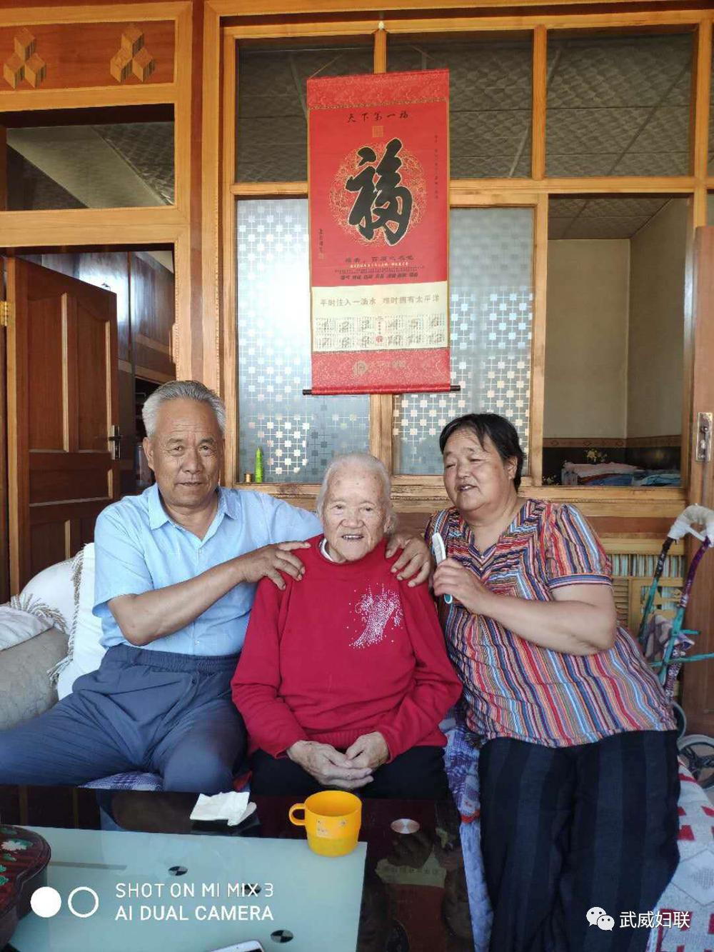 丰组的赵建农家是一个四世同堂的七口之家,孝敬老人是这个家庭的美德