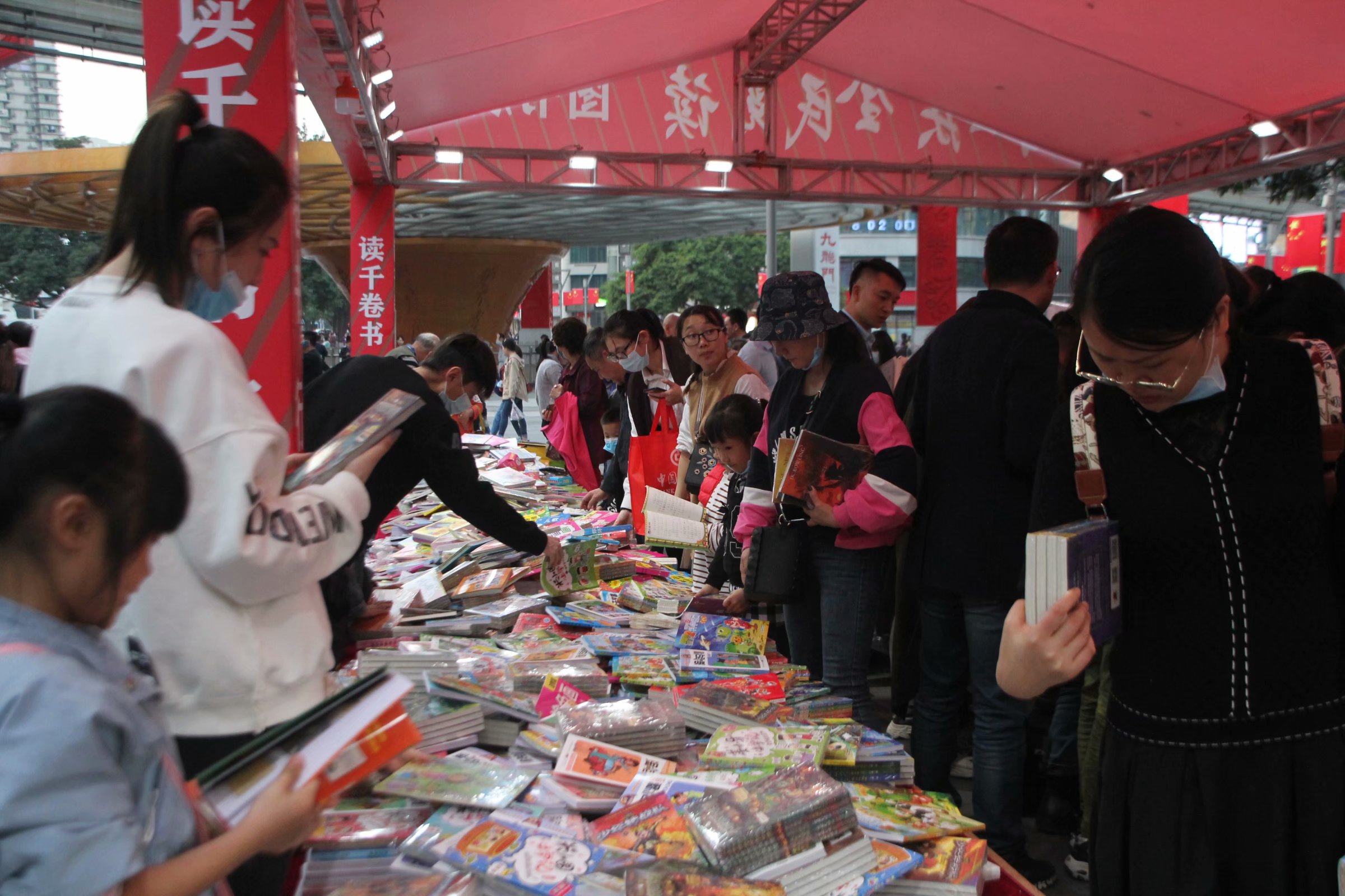 重庆街头书摊论斤卖书读者笑称比大型书店便宜多了