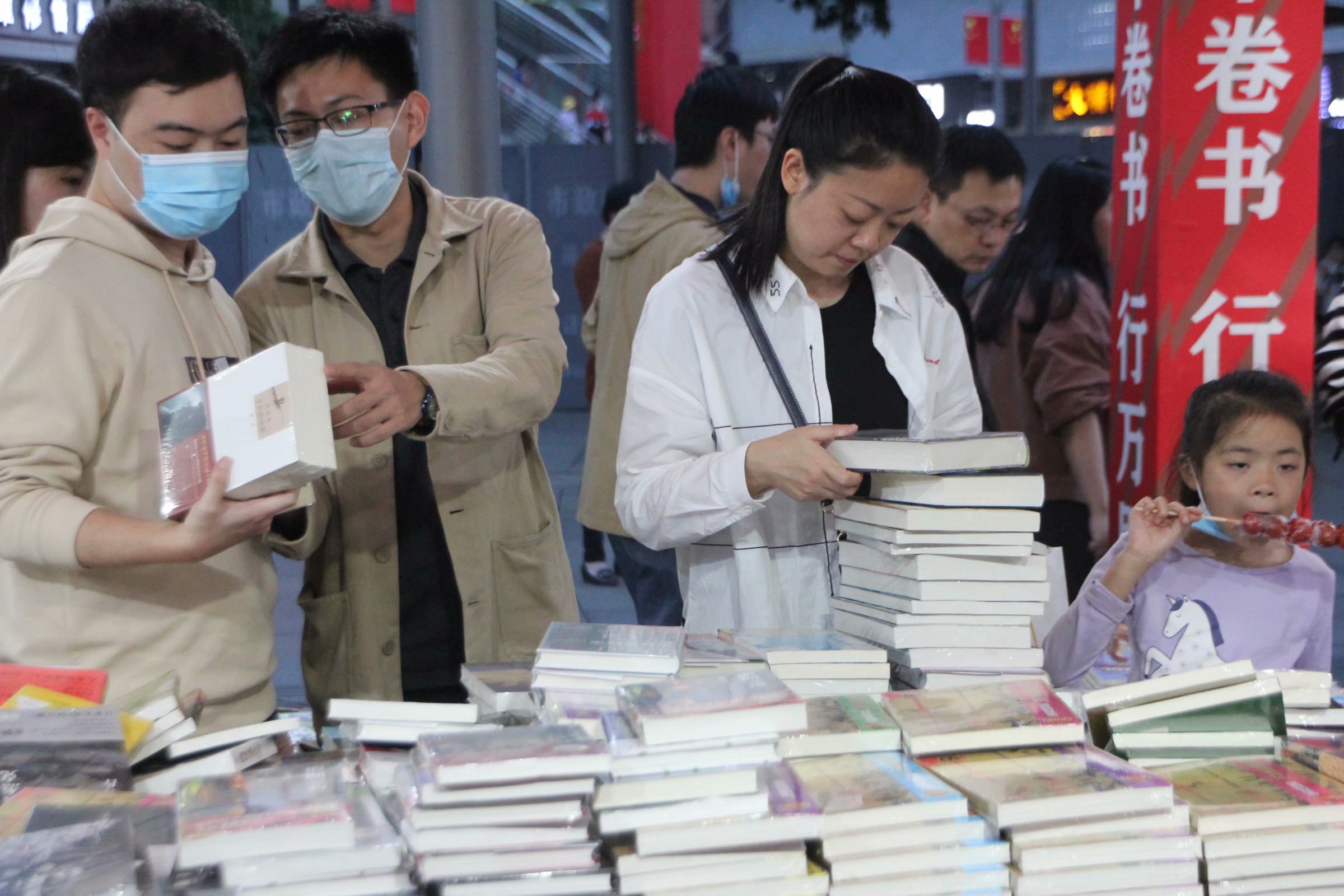笔者在现场观察了一会儿,发现不时有市民前去看书,也有不少买书的.