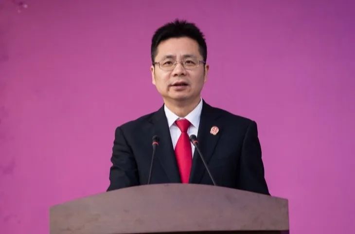 院长李章军与市委副秘书长,市直机关工委书记唐华共同为湖州法院文化