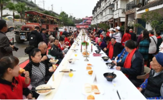 暖心重阳节：重庆美心红酒小镇摆百米长桌请老人免费吃长寿面