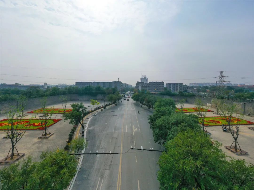 干净整洁的环境,新建的大南门瓮城广场,路人仿佛游走在画中央.