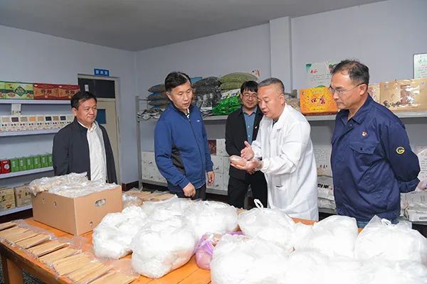 河北港口集团党委书记,董事长曹子玉在张北帮扶村实地调研