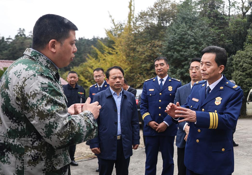 10月26日上午,国家森林消防局政委单于广,国家森林消防局机动支队队长
