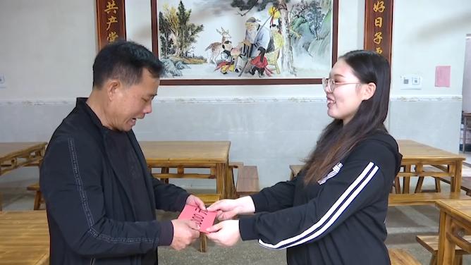 为倡导文明婚育新风尚,丰城市丽村镇政府工作人员与漆家村村干部一道