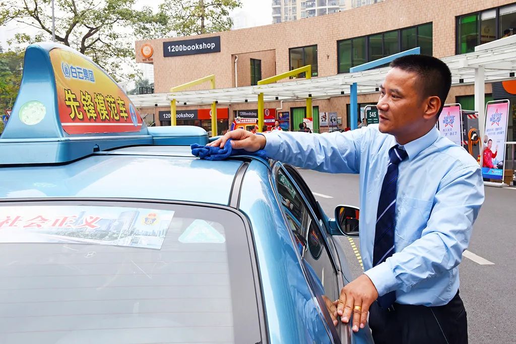 正能量老吾老以及人之老广州出租车出现暖心一幕