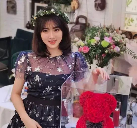 华为总裁千金1张饭局照曝光残酷真相一次500过不上名媛生活