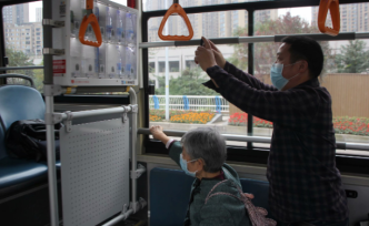 重庆公交车上现迷你型“便利店” 乘客扫码支付就能吃喝