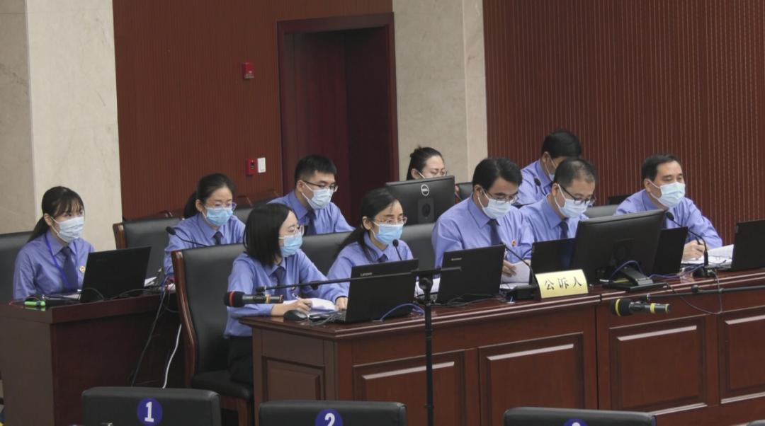 被告人管建军管国朝等27人涉黑案一审开庭