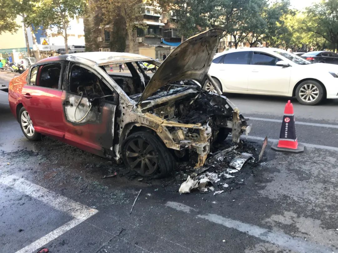 济南一轿车突发自燃车身前部已面目全非视频路边两车辆受损