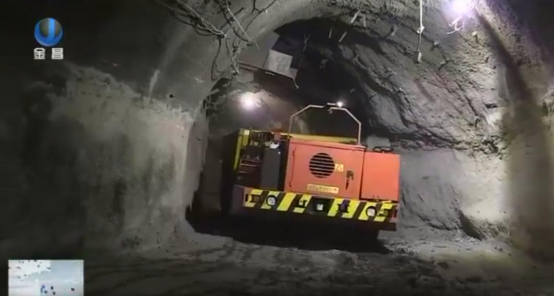 我现在是在金川集团公司二矿区井下的1000米运输中段,大家可以看到我